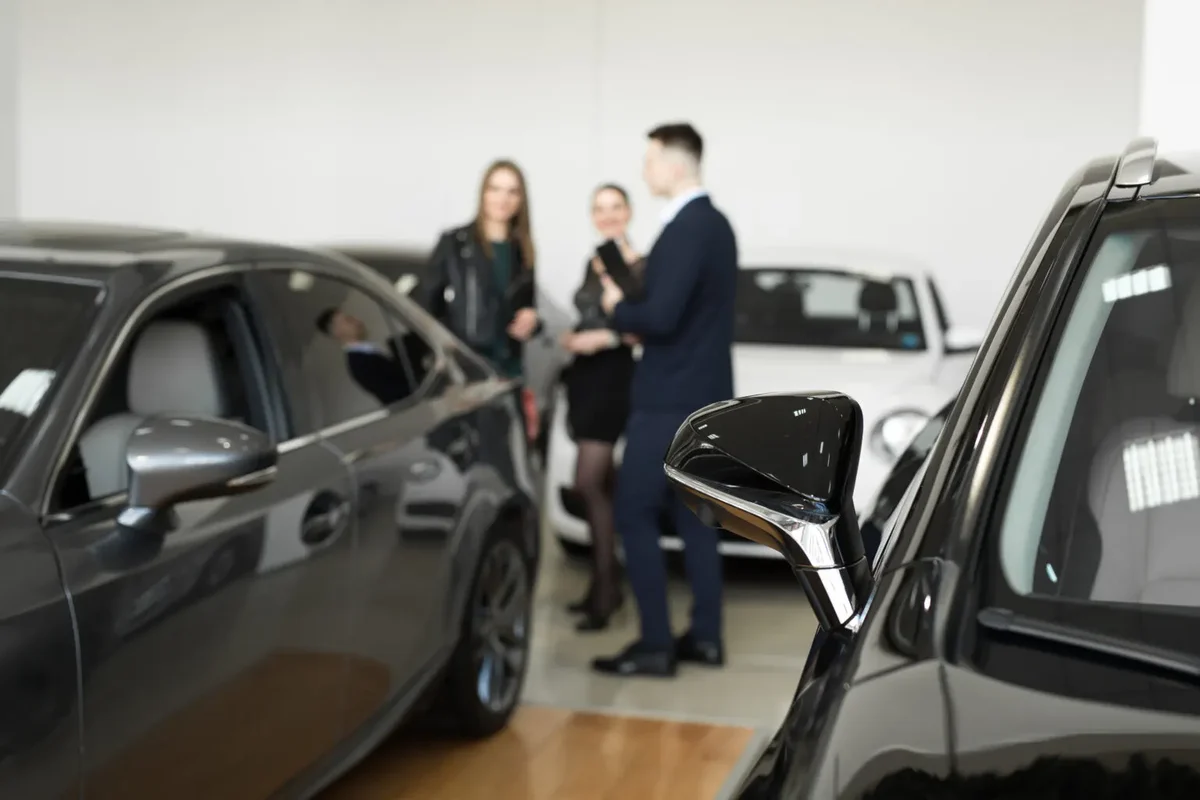 Beratungsgespräch im Autohaus