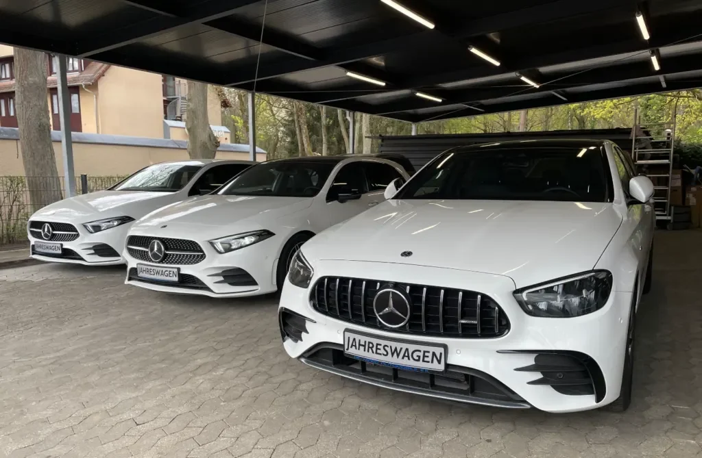 Mercedes-Benz Fahrzeuge im Carport bei De-Marc Automobile in Nürnberg