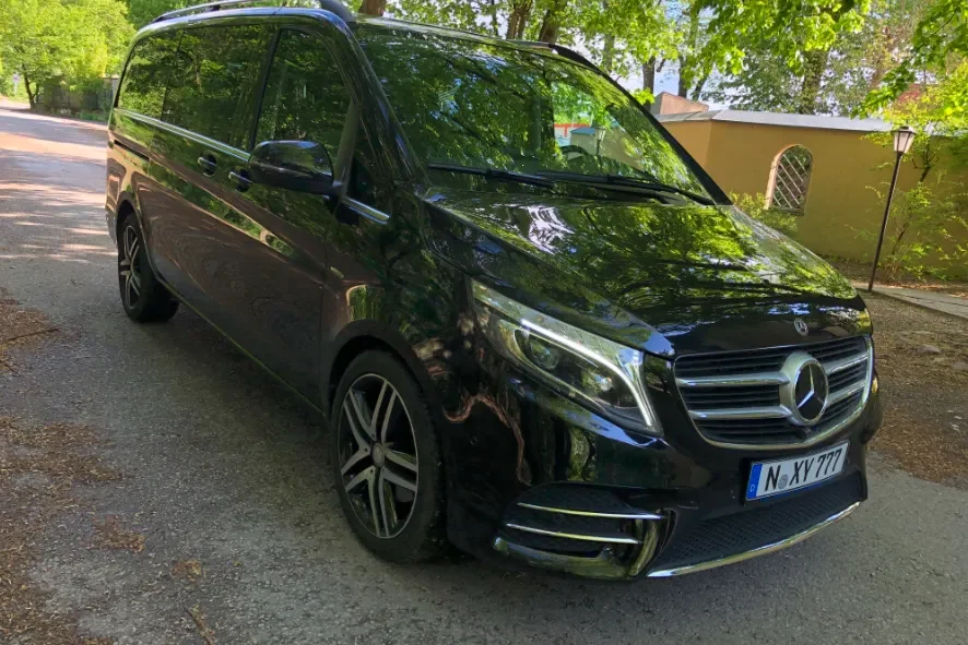 Schwarze Mercedes-Benz V-Klasse
