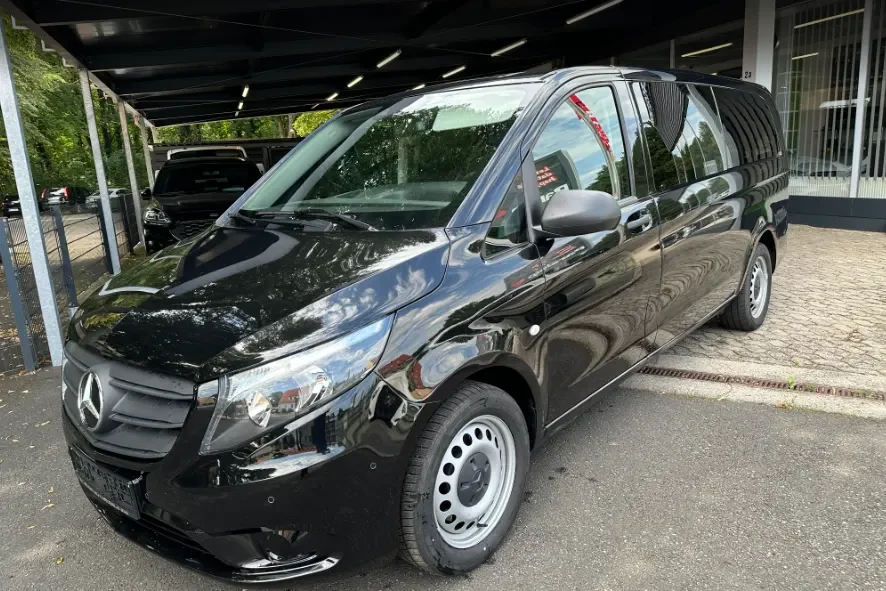Schwarzer Mercedes-Benz Vito Tourer
